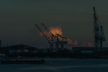 Obraz premium 造船所と夕日