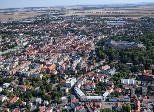 Blick auf die Gothaer Innenstadt von Schloss Friedenstein (rechts oben) bis zur Gartenstra&szlig;e.