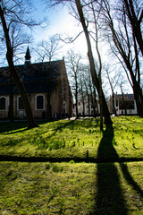 parc d'un cloitre dans la ville de Bruges