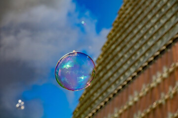 énormes bulles de savon s'envolant dans le ciel de la ville historique de Gand