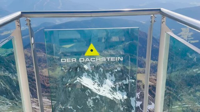 Aussichtsplattform Treppe ins Nichts am Dachstein im &ouml;sterreichischen Alpengebirge, Schladming - Steiermark,  4K &ndash; Stock Footage