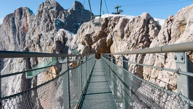 H&auml;ngebr&uuml;cke zur Treppe im Nichts am Dachstein im &Ouml;sterreichischen Alpengebirge, Schladming - Steiermark, Stock Footage