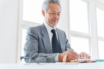 シニア男性　ビジネス　スケジュール帳