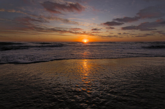 Puesta De Sol Con El Mar Reflejando El Brillo Del Sol