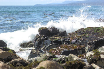 olas del mar, rocas, olas chocando, burbujas y espuma marina