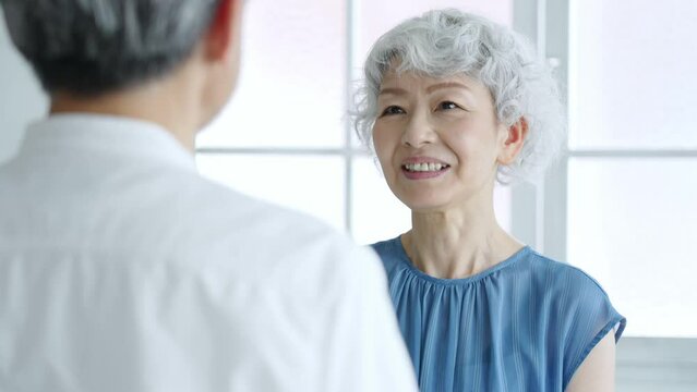 雑談をするシニアカップル
