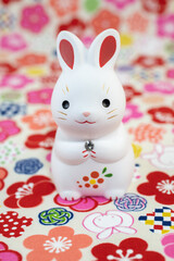 年賀状素材　可愛いウサギの置物と綺麗な和柄