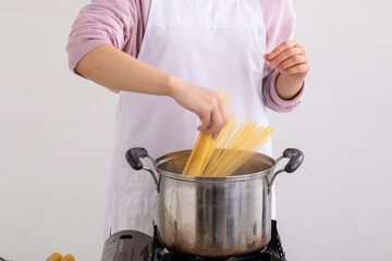 パスタを茹でる女性　Cooking