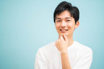ブルーバック・私服の若い日本人男性