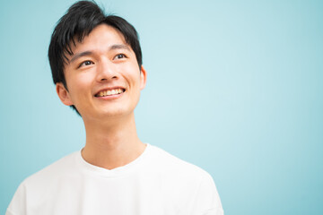 ブルーバック・私服の若い日本人男性