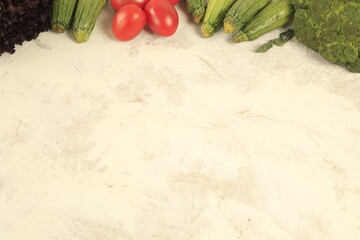 Fondo texturizado en tono c&aacute;lidos  enmarcados por un conjunto de verduras y frutas en la parte superior