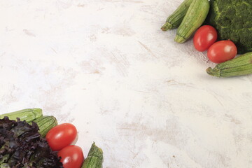 Fondo blanco con textura enmarcado con un conjunto de frutas y verduras 