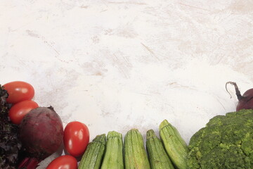 Fondo blanco con textura enmarcado con un conjunto de frutas y verduras 