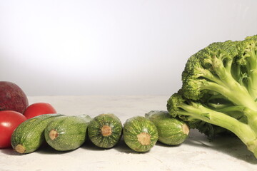 Conjunto de verduras frente a un fondo blanco