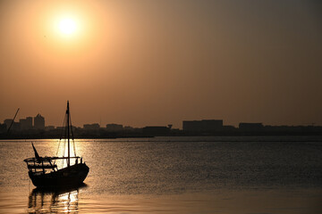 Qatar Doha Moyen Orient arabe coucher de soleil Corniche baie eau environnement planete dhow bateau...