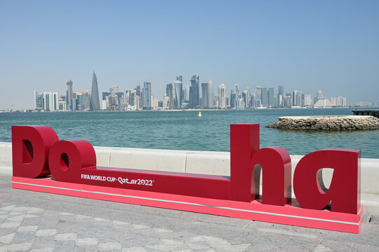 Qatar Doha Moyen Orient arabe FIFA coupe du monde 2022 world cup football affiche drapeau building Corniche West bay