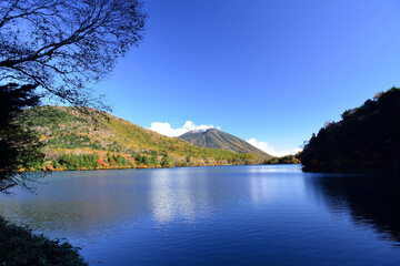 Naklejka premium 紅葉の湯ノ湖