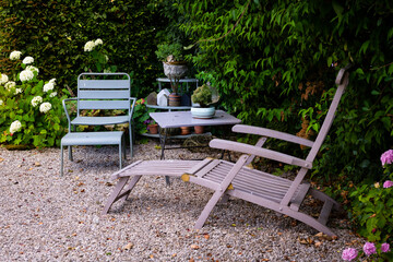 Chaises longues avec petite table dans le jardin