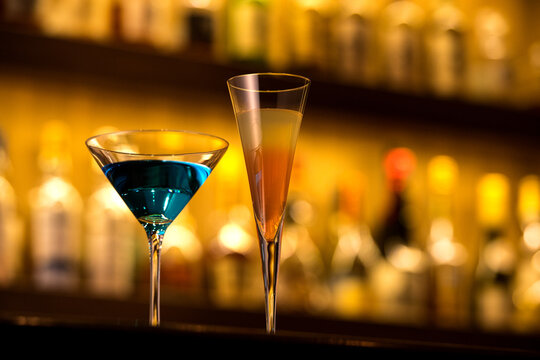 夜のおしゃれなバーのおいしいカクテル