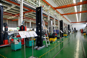 最新の工作機械の組立工場