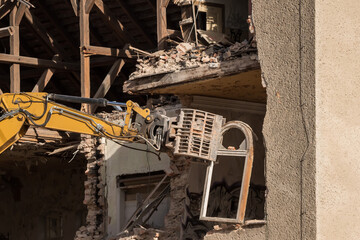 Ein Haus als Ruine wird abgerissen