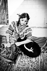 Retrato de una bella mujer mexicana latina adolescente interpretando a una Adelita usando un...