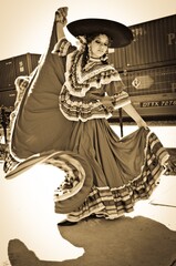 Retrato de una bella mujer mexicana latina adolescente interpretando a una Adelita usando un...