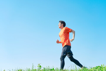 外でジョギングする男性　コピースペースあり