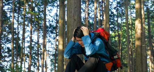 登山中に遭難する男性