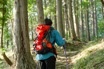 登山中する男性