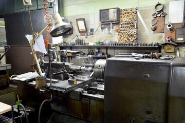 最新の工作機械の組立工場