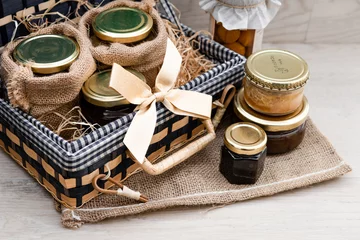 Fotobehang Panier cadeau avec produits gastronomiques et ruban doré © Concept Photo Studio