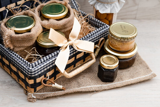 Panier cadeau avec produits gastronomiques et ruban dor&eacute;