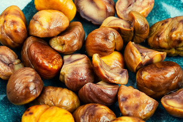 Obraz premium Roasted peeled chestnuts, close up