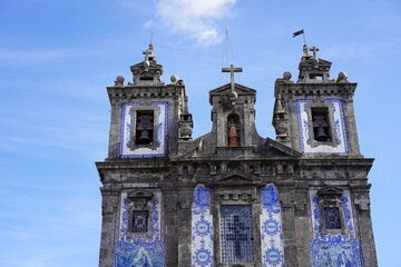 Fototapeta na wymiar Igreja de Santo Ildefonso, Kirche von Sankt Ildefonso, mit Azulejos verzierte alte Kirche in Porto