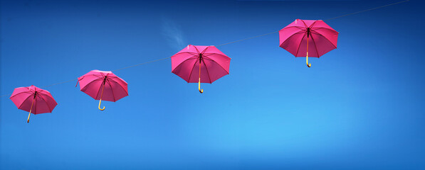 Octobre rose, parapluie rose dans le ciel bleu, concept bannière, avec espace vide pour du texte - obrazy, fototapety, plakaty