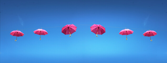 Octobre rose, parapluie rose dans le ciel bleu, concept bannière, avec espace vide pour du texte