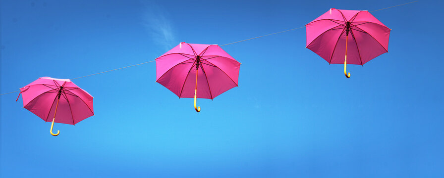 Octobre rose, parapluie rose dans le ciel bleu, concept banni&egrave;re, avec espace vide pour du texte