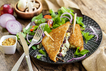 club sandwich végétarien aux oignon rouges, champignons et fromage