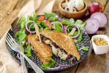 club sandwich végétarien aux oignon rouges, champignons et fromage