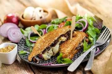 club sandwich végétarien aux oignon rouges, champignons et fromage