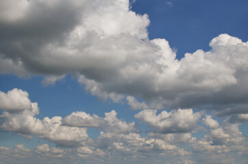 Obraz premium Picturesque view of blue sky with fluffy clouds