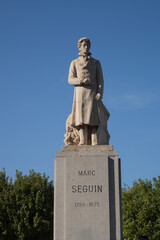 Naklejka premium Statue de Marc Seguin à Tournon sur Rhône (Ardèche) inventeur du premier pont suspendu