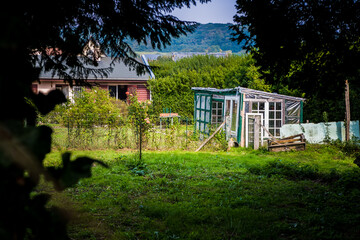 Fototapeta na wymiar Cabane de jardin, maison de village dans la campagne