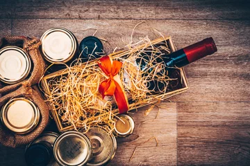 Fotobehang Panier cadeau avec bouteille de vin et produits gastronomiques © Concept Photo Studio
