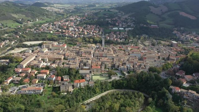 Faszinierende Einblicke in die italienische Stadt Cagli aus der Luft