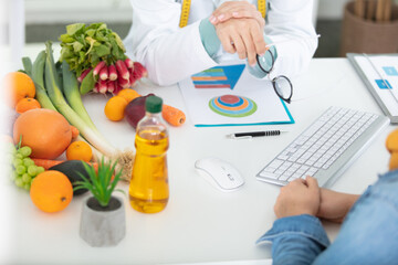 nutritionist doing a personalized diet plan for a patient