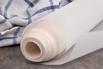 Papier cuisson en gros plan sur fond gris