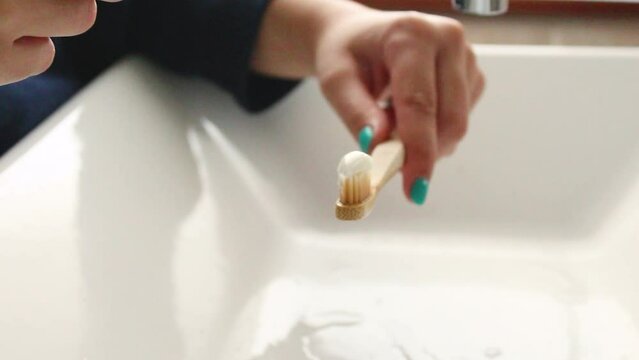 Echando pasta de dientes al cepillo