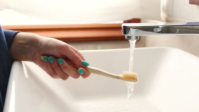 Lavando el cepillo de dientes 